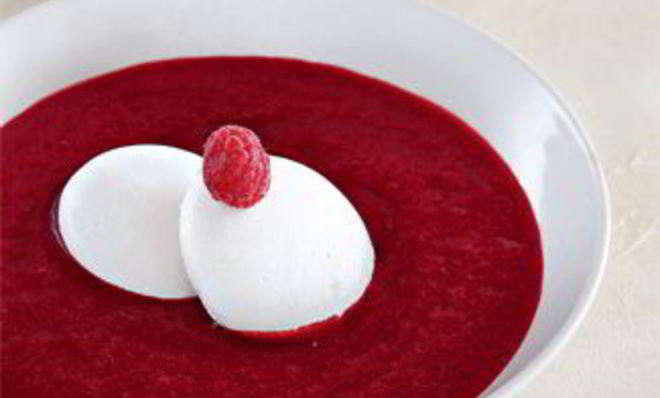 Суп из малины с безе