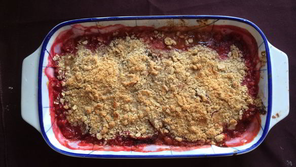 Рецепт Безглютенового крамбла из сливы с ревенем