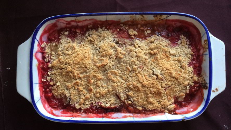 Рецепт безглютенового крамбла из сливы с ревенем