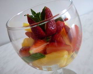 Десерт с ананасом и клубникой