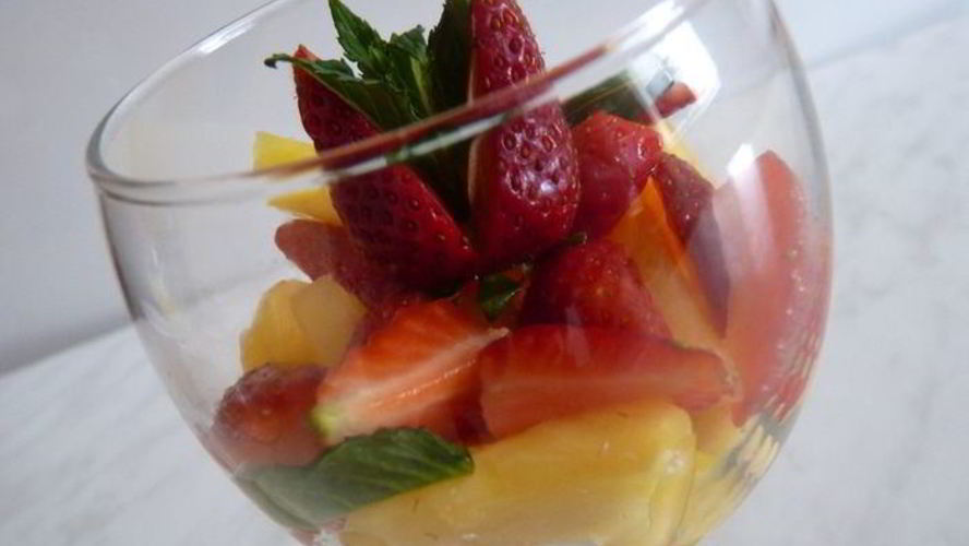 Рецепт десерта с ананасом и клубникой