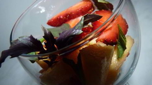 десерт с ананасом и клубникой