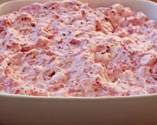 Десерт с клюквой, маршмеллоу и взбитыми сливками