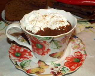 Горячий шоколад с перцем чили и взбитыми сливками