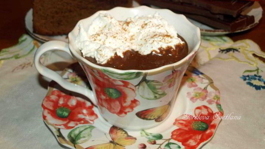 Рецепт горячего шоколада с перцем чили и взбитыми сливками