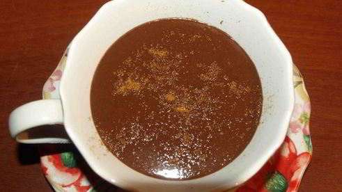 горячий шоколад с перцем чили и взбитыми сливками