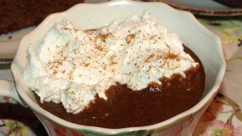 горячий шоколад с перцем чили и взбитыми сливками