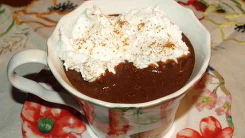 горячий шоколад с перцем чили и взбитыми сливками