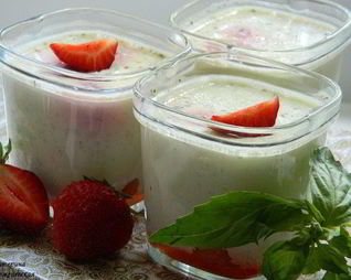 Йогурт с базиликом и клубникой