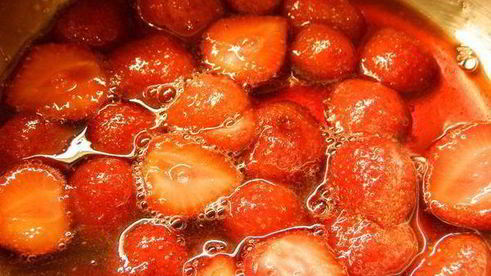 йогурт с базиликом и клубникой