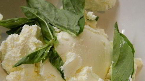 йогурт с базиликом и клубникой