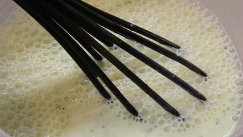 йогурт с базиликом и клубникой