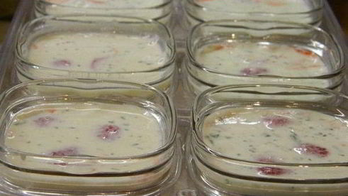 йогурт с базиликом и клубникой