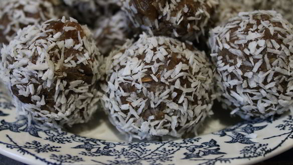 Рецепт Домашних конфет из овсяных хлопьев с орехами