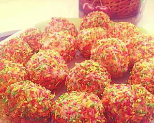 Конфеты с кокосовой стружкой, вафлей и орешком