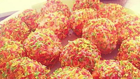 Рецепт Конфет с кокосовой стружкой, вафлей и орешком