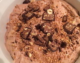 Шоколадное джелато с фундуком и конфетами Бачио