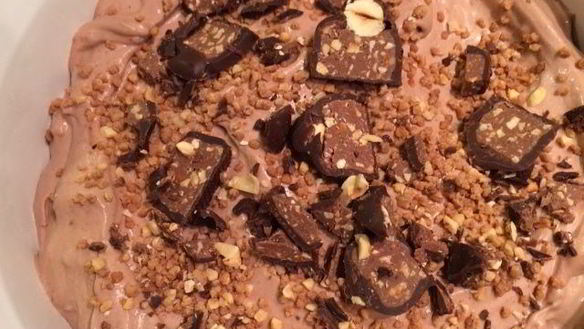 Рецепт Шоколадного джелато с фундуком и конфетами Бачио