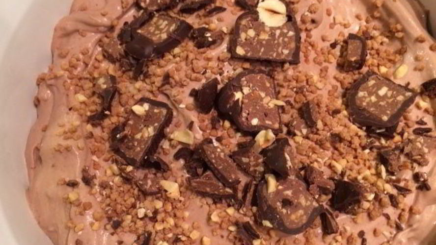 Рецепт шоколадного джелато с фундуком и конфетами бачио