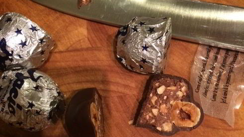 шоколадное джелато с фундуком и конфетами бачио