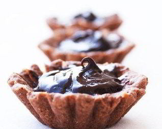 Корзиночки с шоколадными трюфелями и взбитыми сливками