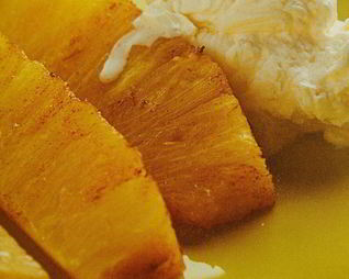 Ананасы на гриле со свежим сырным кремом