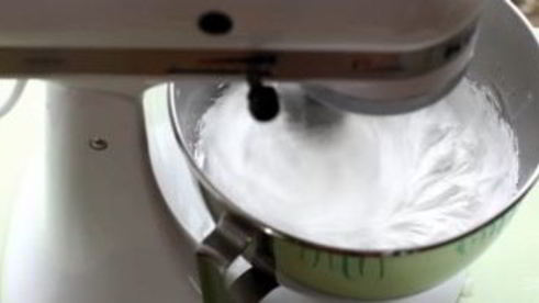 белково-масляный крем на швейцарской меренге