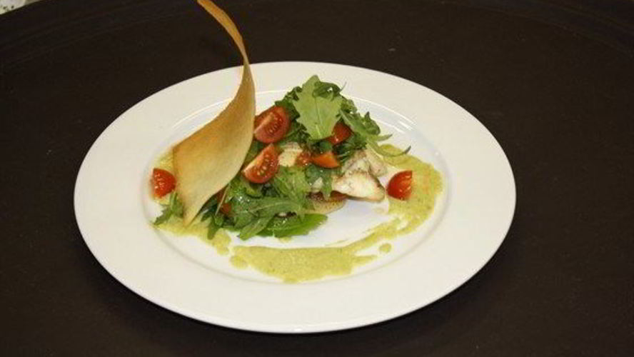 Рецепт камбалы с картофелем, рукколой, помидорами черри и кремом из спаржи и пастернака