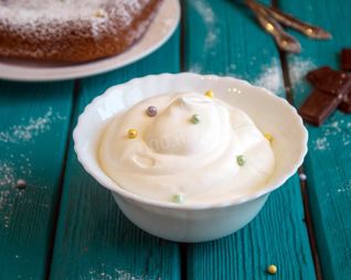 Крем взбитые сливки с сахарной пудрой