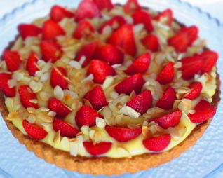 Кростата с клубникой и миндальным заварным кремом