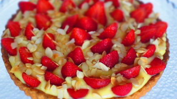 Рецепт Кростаты с клубникой и миндальным заварным кремом