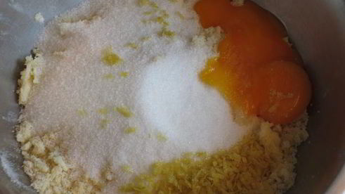 кростата с клубникой и миндальным заварным кремом