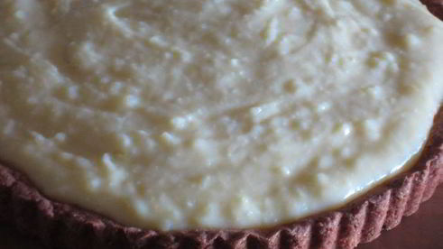 кростата с клубникой и миндальным заварным кремом