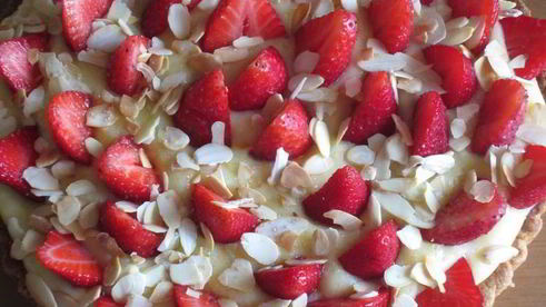 кростата с клубникой и миндальным заварным кремом