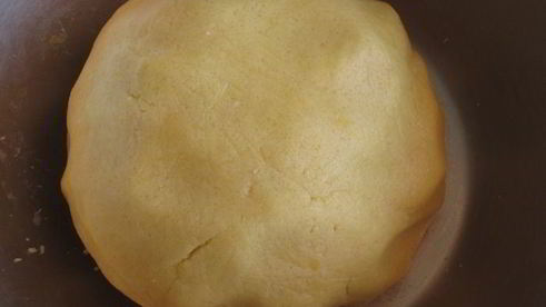 кростата с клубникой и миндальным заварным кремом