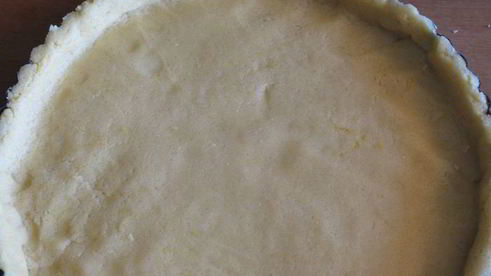 кростата с клубникой и миндальным заварным кремом