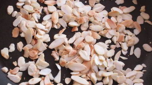 кростата с клубникой и миндальным заварным кремом