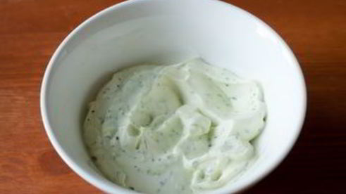 лосось со сливочным кремом в стаканчиках из огурца