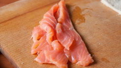 лосось со сливочным кремом в стаканчиках из огурца