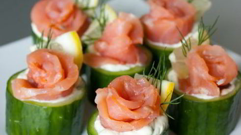 лосось со сливочным кремом в стаканчиках из огурца
