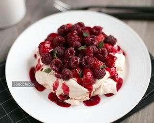 Павлова с заварным кремом и ягодами