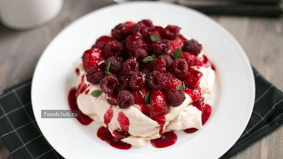 Рецепт Павловой с заварным кремом и ягодами