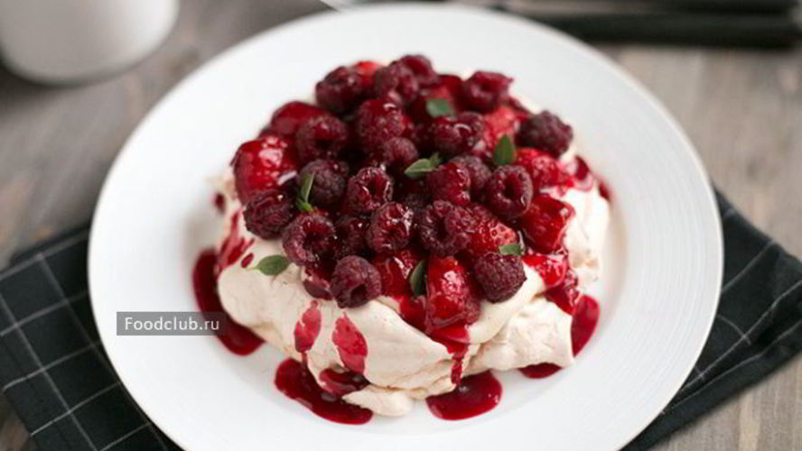 Рецепт павловой с заварным кремом и ягодами