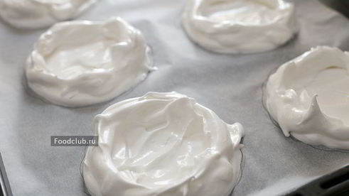 павлова с заварным кремом и ягодами