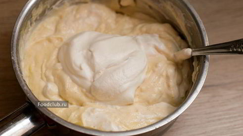 павлова с заварным кремом и ягодами