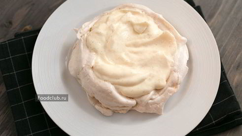 павлова с заварным кремом и ягодами