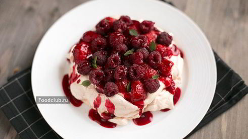 павлова с заварным кремом и ягодами