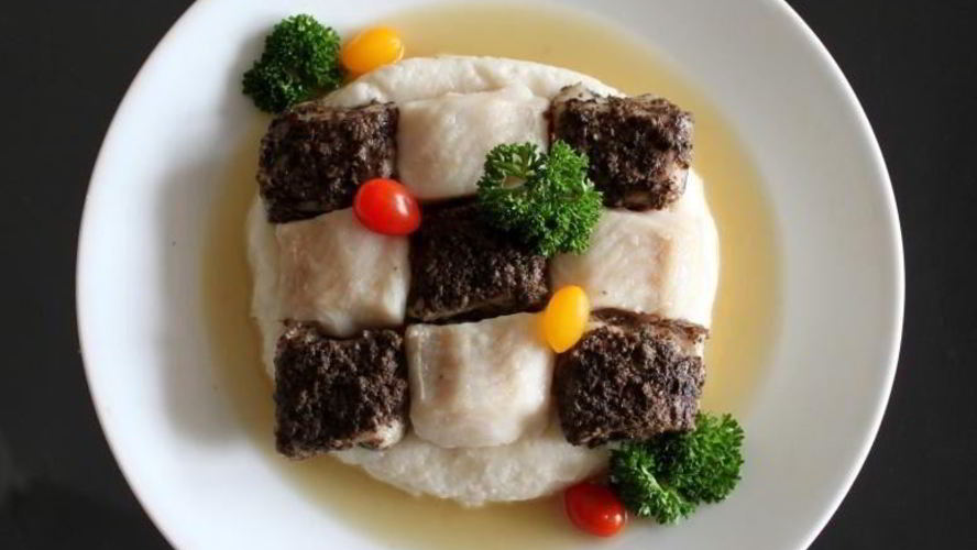 Рецепт шахматной доски из рыбы с кремом басмати и грибным фюме