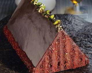 Шоколадный бисквит с кремом и фисташками