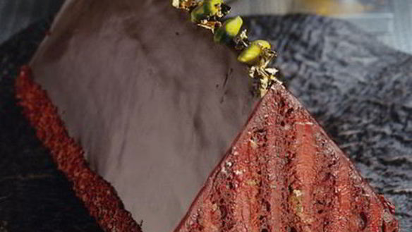 Рецепт Шоколадного бисквита с кремом и фисташками